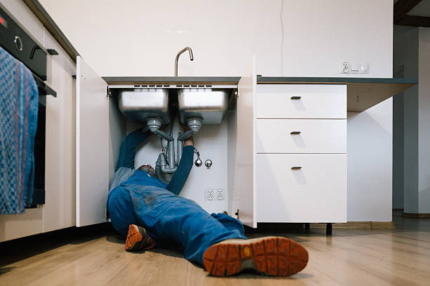 Professional Emergency Plumber technician working in Etoile, TX